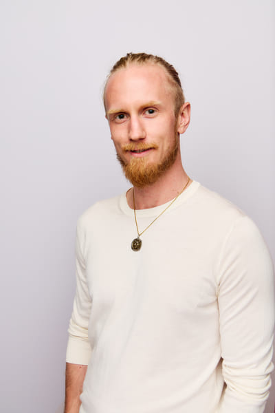Fredrik Brännlund, founder of Noa The Game Fredrik Brännlund with a calm half-smile, facing the camera against a pale lilac backdrop